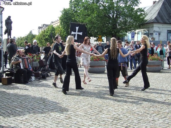 Na placu lekcja żywej historii. Oczy dookoła głowy