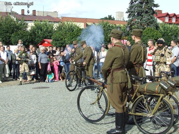 Na placu lekcja żywej historii. Oczy dookoła głowy