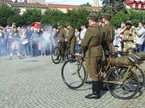 Na placu lekcja żywej historii. Oczy dookoła głowy