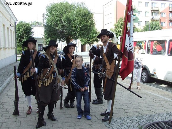 Na placu lekcja żywej historii. Oczy dookoła głowy