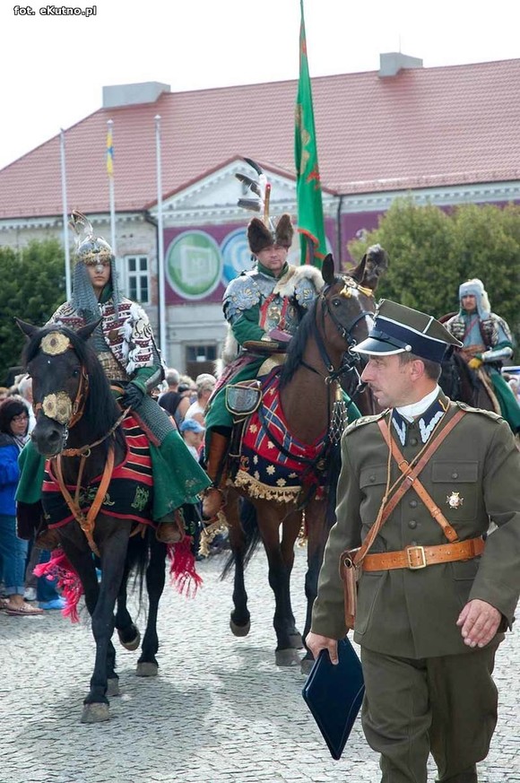 Parada Małej Ligi i odjazd ciężkich wozów bojowych pod okiem policji