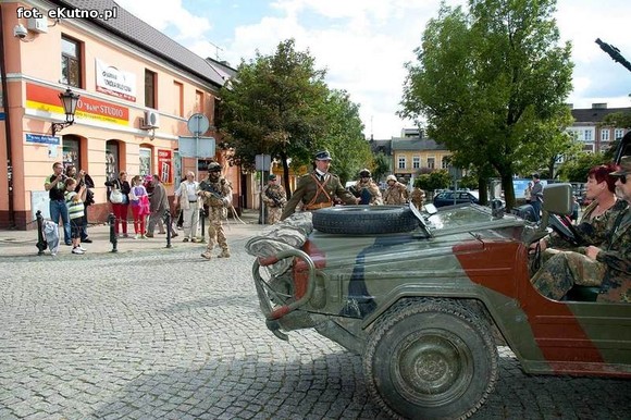 Parada Małej Ligi i odjazd ciężkich wozów bojowych pod okiem policji