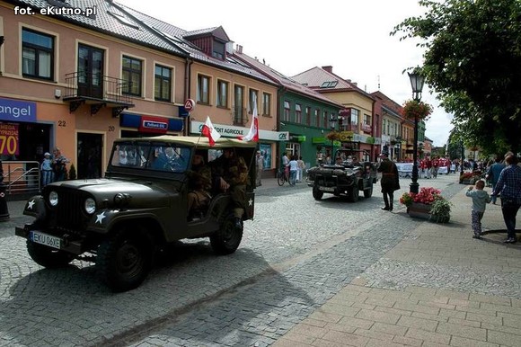 Parada Małej Ligi i odjazd ciężkich wozów bojowych pod okiem policji
