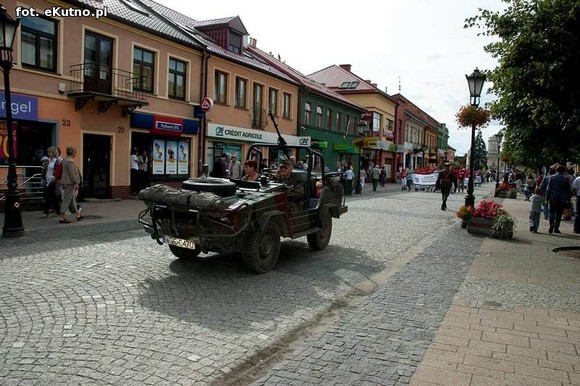 Parada Małej Ligi i odjazd ciężkich wozów bojowych pod okiem policji
