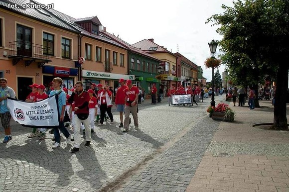 Parada Małej Ligi i odjazd ciężkich wozów bojowych pod okiem policji
