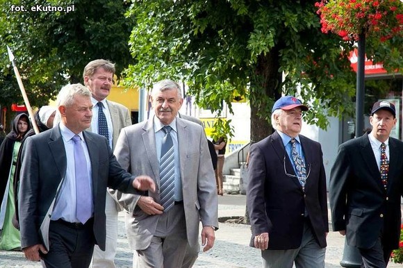 Parada Małej Ligi i odjazd ciężkich wozów bojowych pod okiem policji