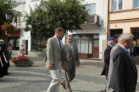 Parada Małej Ligi i odjazd ciężkich wozów bojowych pod okiem policji