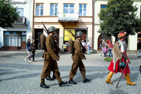 Parada Małej Ligi i odjazd ciężkich wozów bojowych pod okiem policji