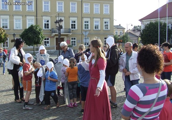 Parada Małej Ligi i odjazd ciężkich wozów bojowych pod okiem policji