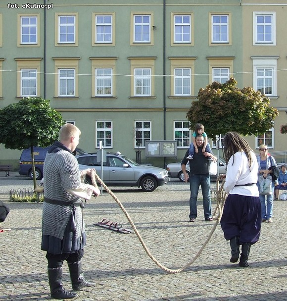Parada Małej Ligi i odjazd ciężkich wozów bojowych pod okiem policji