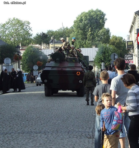 Parada Małej Ligi i odjazd ciężkich wozów bojowych pod okiem policji