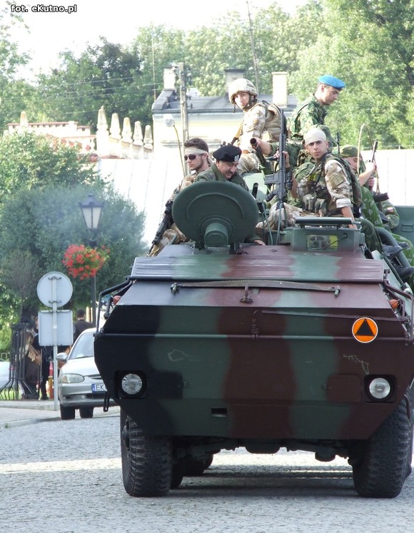 Parada Małej Ligi i odjazd ciężkich wozów bojowych pod okiem policji
