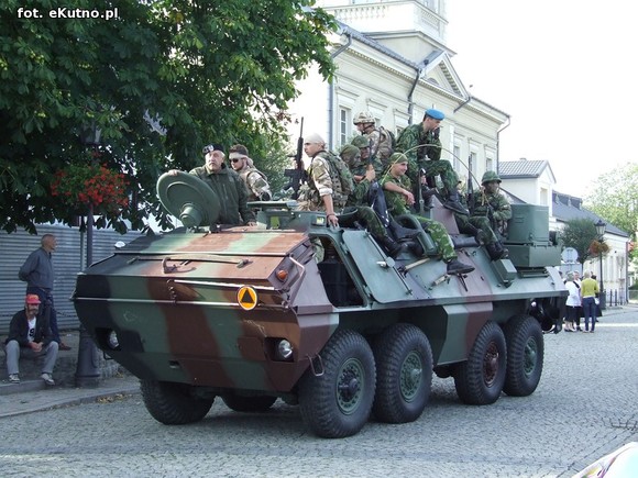 Parada Małej Ligi i odjazd ciężkich wozów bojowych pod okiem policji