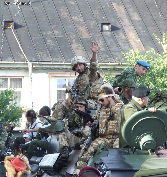 Parada Małej Ligi i odjazd ciężkich wozów bojowych pod okiem policji
