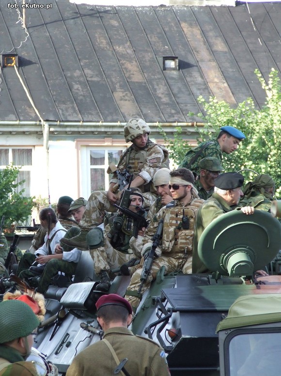 Parada Małej Ligi i odjazd ciężkich wozów bojowych pod okiem policji