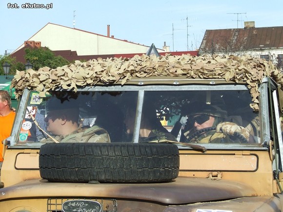 Parada Małej Ligi i odjazd ciężkich wozów bojowych pod okiem policji