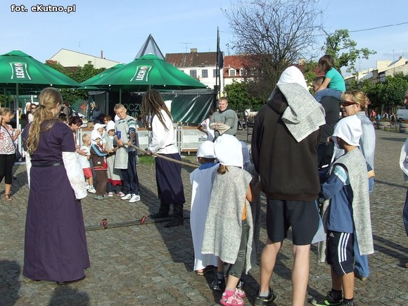 Parada Małej Ligi i odjazd ciężkich wozów bojowych pod okiem policji