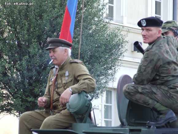 Parada Małej Ligi i odjazd ciężkich wozów bojowych pod okiem policji