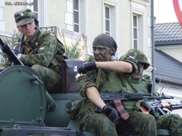 Parada Małej Ligi i odjazd ciężkich wozów bojowych pod okiem policji