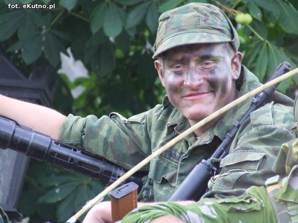 Parada Małej Ligi i odjazd ciężkich wozów bojowych pod okiem policji