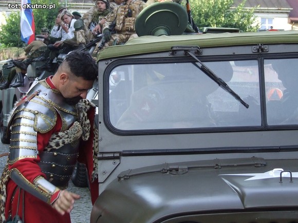Parada Małej Ligi i odjazd ciężkich wozów bojowych pod okiem policji