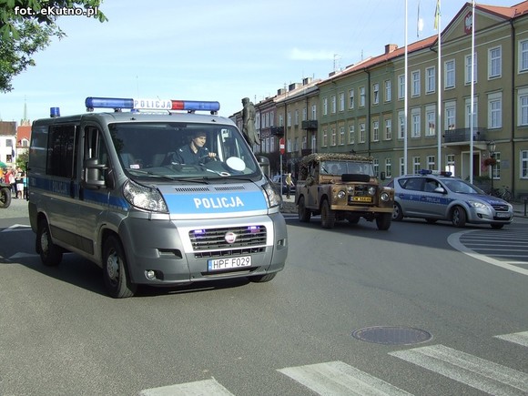 Parada Małej Ligi i odjazd ciężkich wozów bojowych pod okiem policji