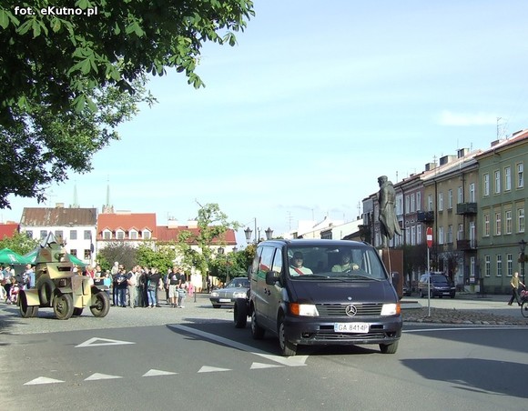 Parada Małej Ligi i odjazd ciężkich wozów bojowych pod okiem policji