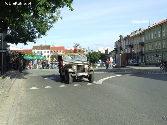Parada Małej Ligi i odjazd ciężkich wozów bojowych pod okiem policji