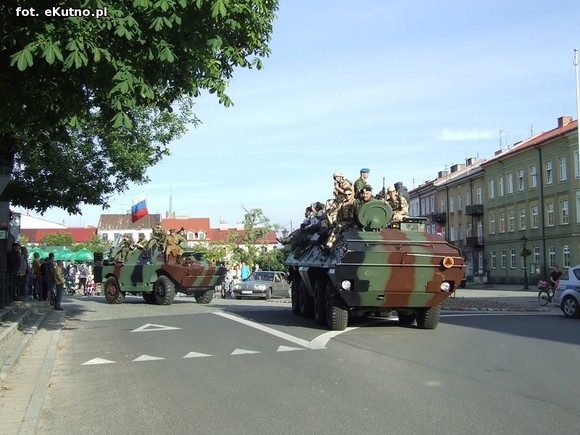 Parada Małej Ligi i odjazd ciężkich wozów bojowych pod okiem policji
