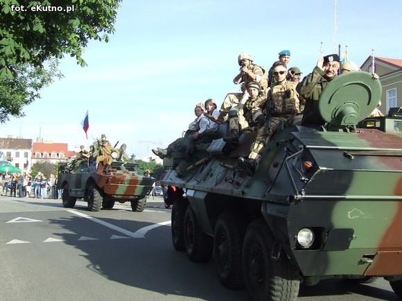 Parada Małej Ligi i odjazd ciężkich wozów bojowych pod okiem policji