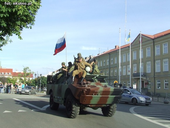 Parada Małej Ligi i odjazd ciężkich wozów bojowych pod okiem policji