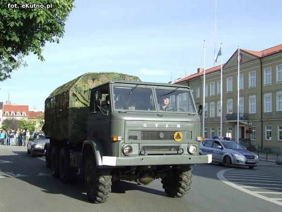 Parada Małej Ligi i odjazd ciężkich wozów bojowych pod okiem policji