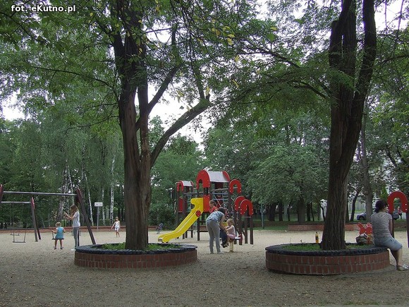 Czytelnicy piszą: Na placach zabaw bez zmian. Dzieci ranią sobie ręce drutami