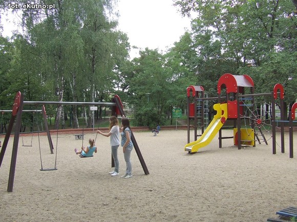 Czytelnicy piszą: Na placach zabaw bez zmian. Dzieci ranią sobie ręce drutami