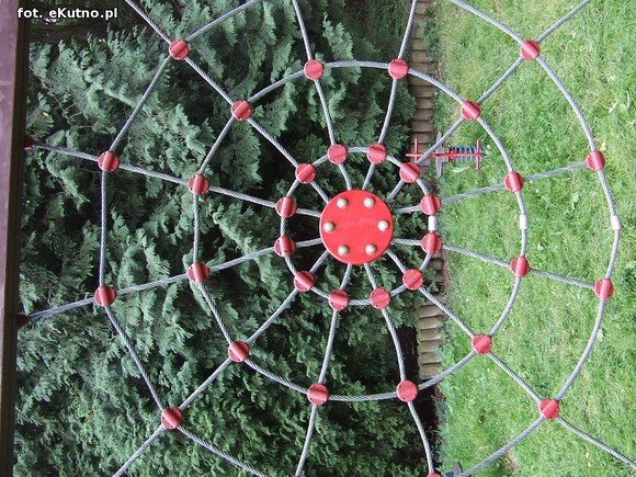 Czytelnicy piszą: Na placach zabaw bez zmian. Dzieci ranią sobie ręce drutami