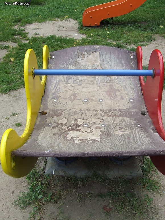 Czytelnicy piszą: Na placach zabaw bez zmian. Dzieci ranią sobie ręce drutami