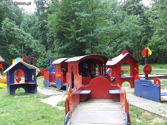 Czytelnicy piszą: Na placach zabaw bez zmian. Dzieci ranią sobie ręce drutami