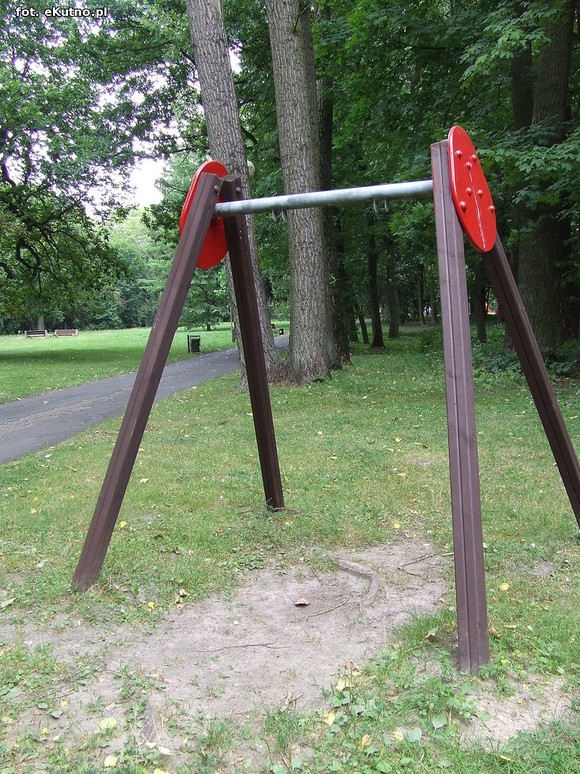 Czytelnicy piszą: Na placach zabaw bez zmian. Dzieci ranią sobie ręce drutami