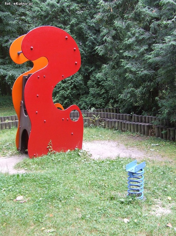 Czytelnicy piszą: Na placach zabaw bez zmian. Dzieci ranią sobie ręce drutami