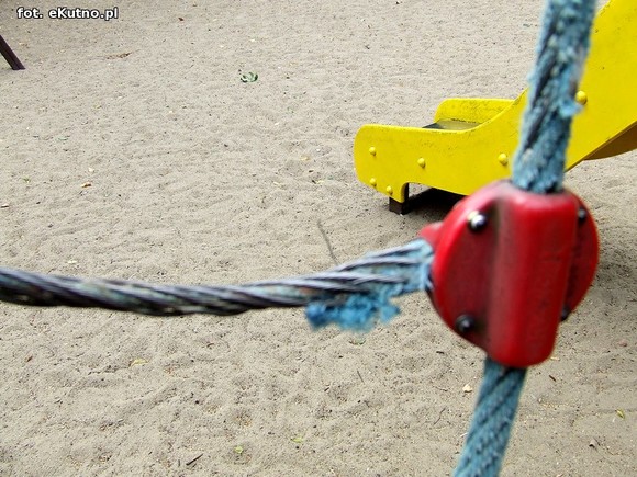 Czytelnicy piszą: Na placach zabaw bez zmian. Dzieci ranią sobie ręce drutami