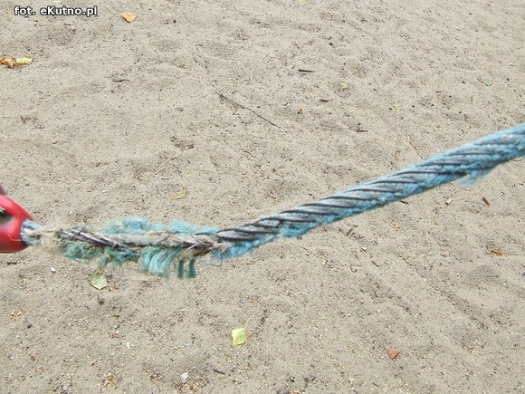 Czytelnicy piszą: Na placach zabaw bez zmian. Dzieci ranią sobie ręce drutami