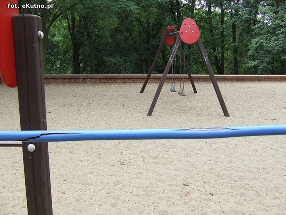 Czytelnicy piszą: Na placach zabaw bez zmian. Dzieci ranią sobie ręce drutami