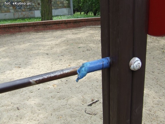 Czytelnicy piszą: Na placach zabaw bez zmian. Dzieci ranią sobie ręce drutami