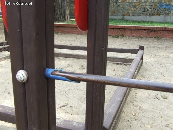 Czytelnicy piszą: Na placach zabaw bez zmian. Dzieci ranią sobie ręce drutami