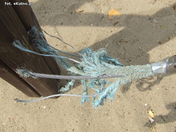 Czytelnicy piszą: Na placach zabaw bez zmian. Dzieci ranią sobie ręce drutami