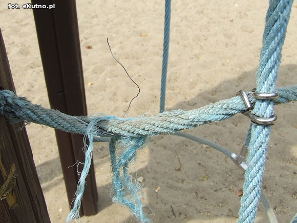 Czytelnicy piszą: Na placach zabaw bez zmian. Dzieci ranią sobie ręce drutami