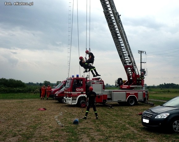 Ordery, ratownicy powietrzni i czworonożni. Szacowny jubileusz strażaków z Woli Kałkowej