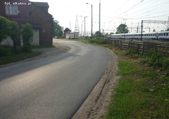 Mieszkańcy czekają na bezpieczne przejście.  Radna interpeluje, magistrat odwleka