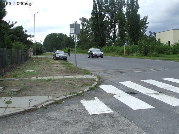 Mieszkańcy czekają na bezpieczne przejście.  Radna interpeluje, magistrat odwleka