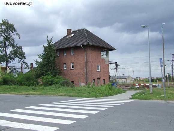 Mieszkańcy czekają na bezpieczne przejście.  Radna interpeluje, magistrat odwleka